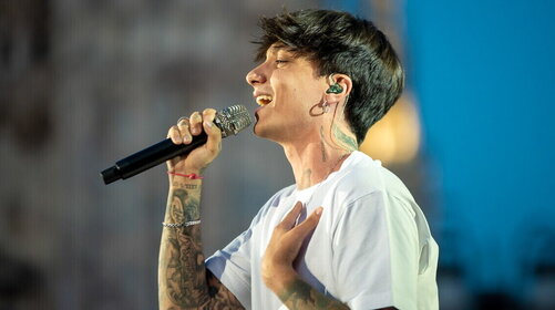 Ultimo: un regalo speciale a un fan “da prima fila” 