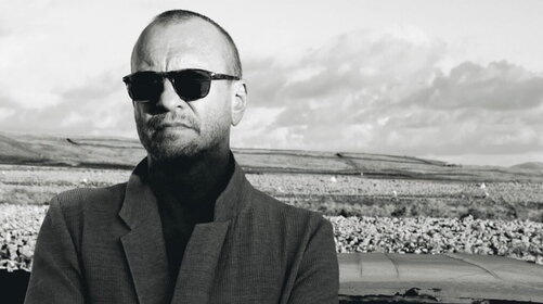 Biagio Antonacci: il nuovo singolo A cena con gli dei arriva su Radio Italia. SPOILER