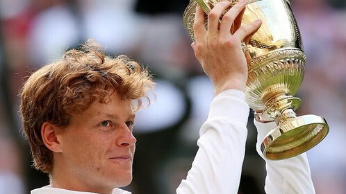 Jannik Sinner re di Wimbledon davanti a Ligabue: “Giù il cappello, su la coppa”