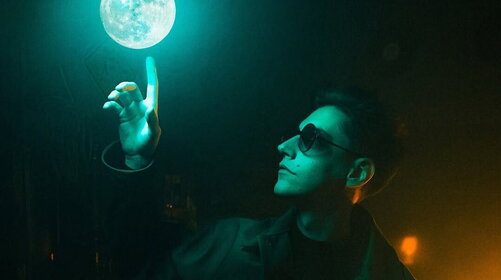 Emanuele Aloia, il viaggio continua: il nuovo singolo è “Singapore - Plutone”