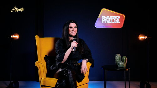 Laura Pausini: “Giorgio Armani sarà sempre con me. Ho ancora 3 abiti che…”