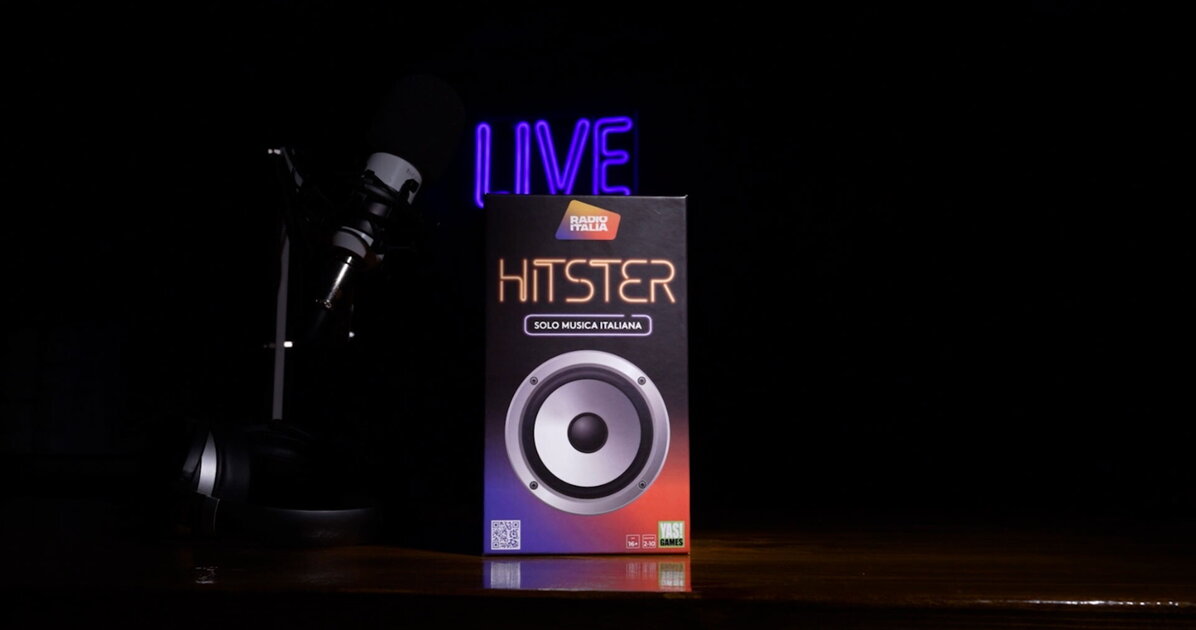 Hitster Radio France – Jeu De Cartes Musical – 300 Hits Français Des 100 Dernières Années – Application Gratuite – 2 à 8 Joueurs – Dès 16 Ans