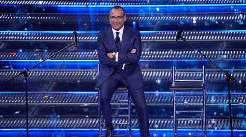 Carlo Conti corregge il tiro su Sanremo 2026: “I cantanti diventeranno 28, forse”