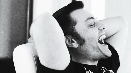 Tiziano Ferro si commuove alla festa dell’album “Sono un grande”. “Non è facile…”