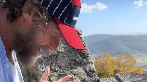 Jovanotti, un “topo da studio”… in mezzo ai topi: “Sarà un 2026 coi fiocchi!”