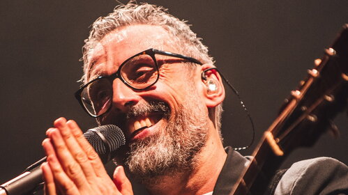 Brunori Sas, nei teatri nel 2026: i concerti fanno piangere… dal ridere