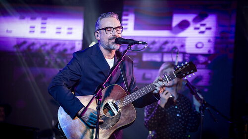 “Attitudini: nessuna”: il nuovo brano di Brunori Sas per Aldo, Giovanni e Giacomo 