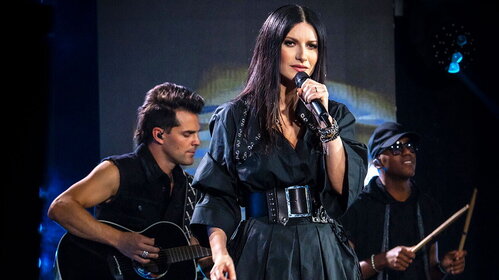 Laura Pausini toglie i social dal telefono: “Mi creavano una dipendenza malata”