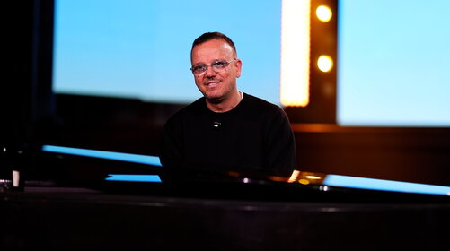 Gigi D’Alessio: in “Nuje” racconta le nostre storie e l’orgoglio per Napoli