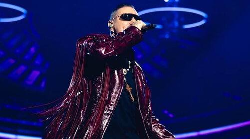 Marracash torna a Milano per celebrare la trilogia: ospite Madame (bionda platino)