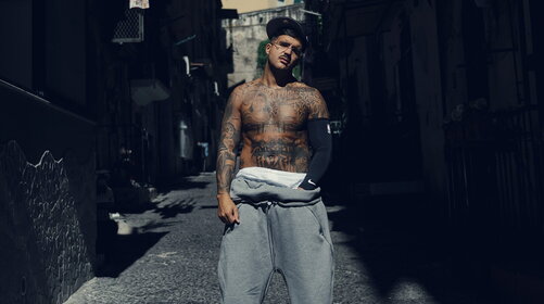 Geolier duetta con Pino Daniele nell’inedito “Tutto è possibile” che apre l’album