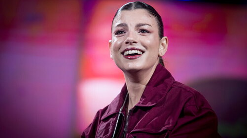 Emma sfida il Natale di Mariah Carey: "L'amore non mi basta" vola in classifica