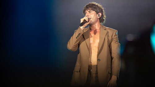 Rkomi: “Taxi Driver” è vicino al Disco di Diamante. Festeggia in Thailandia 