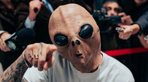 Ultimo si trasforma in un alieno per il nuovo singolo "Acquario"