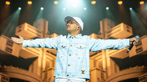 È l'ora di Geolier: fuori l'album “Tutto è possibile” con la voce di Pino Daniele