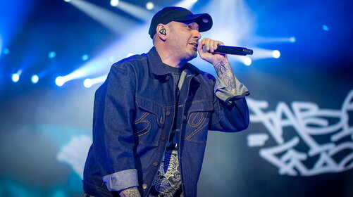 Fabri Fibra festeggia: “Mentre Los Angeles brucia” è Disco di Platino 