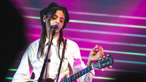 Lucio Corsi: la musica d’autore arriva a RADIO ITALIA LIVE