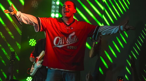 Ernia, tra vetta della classifica radio e tour nei palazzetti: il punto sui biglietti