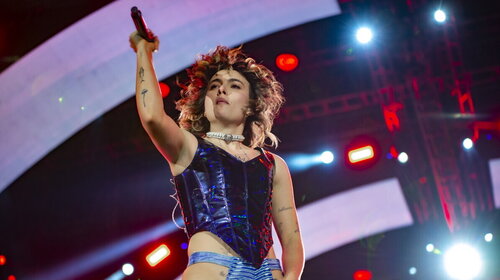 Madame alza l’asticella per il suo nuovo album: “Ho una pressione che Dio solo sa”