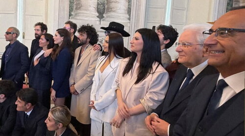Il cast di Sanremo al Quirinale: la foto con Mattarella e i selfie dei big 