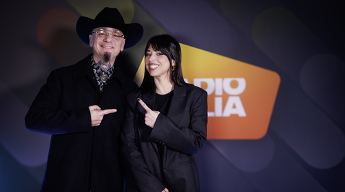 J-Ax porta a Sanremo “Italia Starter Pack”, il kit per vivere in Italia