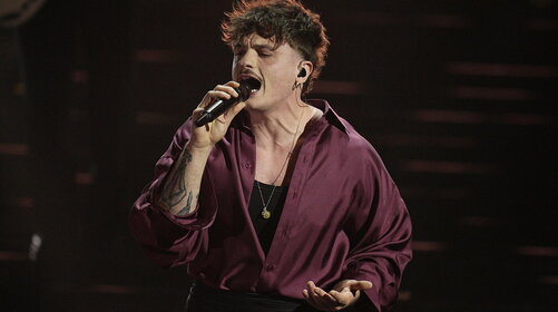 Sanremo 2026: l'apertura con l'omaggio a Pippo Baudo e l'esibizione di Olly 