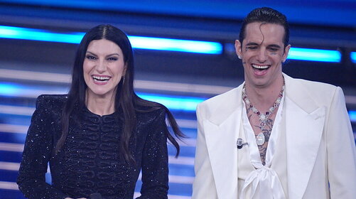 Festival di Sanremo 2026, ovazione per l’ingresso di Achille Lauro