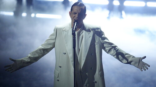 Achille Lauro canta per i ragazzi della tragedia di Crans-Montana: “Un dovere”