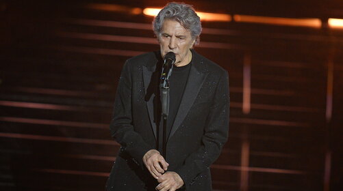 Sanremo 2026: Fausto Leali emoziona e riceve il Premio alla Carriera