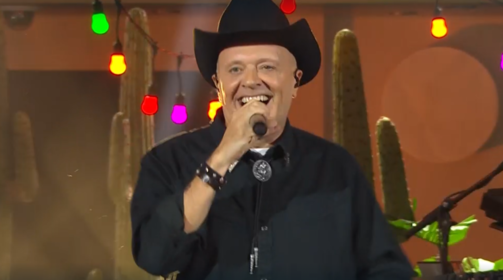 Max Pezzali canta su una nave da crociera, ma sembra di essere nel Far West