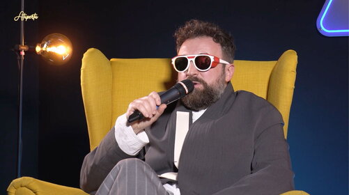 Dargen D’Amico e il parquet sul vestito: “Era un collegamento a Pinocchio”