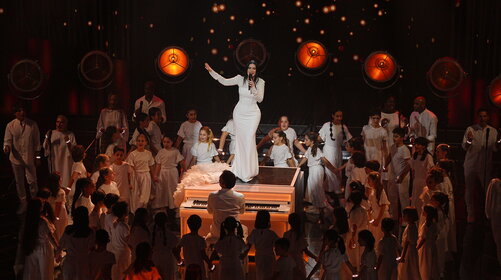 Sanremo: Laura Pausini e i bambini dell’Antoniano insieme per un Coro di Pace