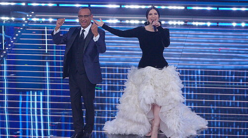 Sanremo 2026, cover e duetti: l’ordine di uscita della quarta serata del Festival