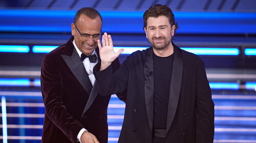 "Mister X" fa il suo ingresso all'Ariston: è Alessandro Siani