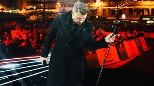 Francesco Gabbani fa saltare e cantare Piazza Colombo