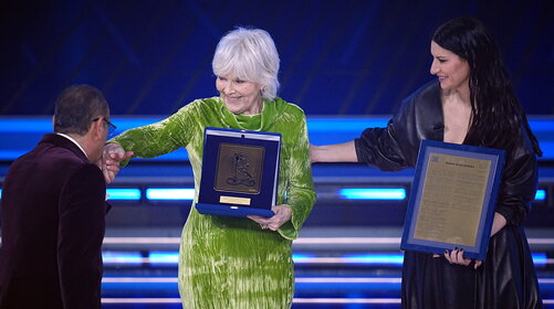 Sanremo 2026: Caterina Caselli riceve il premio alla carriera 