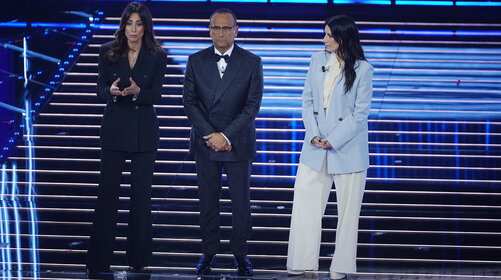 Sanremo 2026, la serata finale inizia con un appello importante