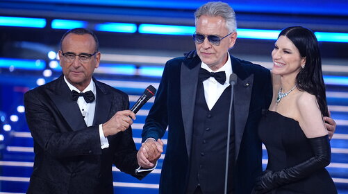 Andrea Bocelli arriva a cavallo e poi incanta l’Ariston: è standing ovation 