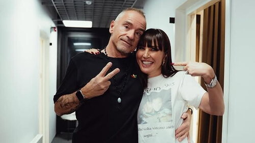 Eros Ramazzotti abbraccia Max Pezzali sul palco del suo tour mondiale