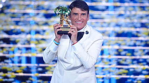 Sal Da Vinci: la festa per la vittoria a Sanremo e la targa della città di Napoli