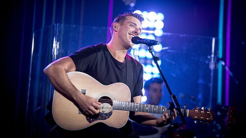 Francesco Gabbani: Vigevano lo ama. La festa per i 10 anni di carriera continua