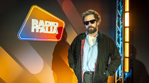 Tommaso Paradiso canta “I romantici” l’ultima volta nella casa dove è nata