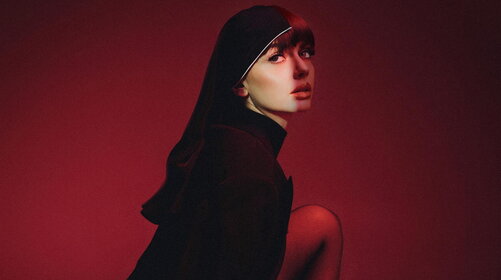 Annalisa si mostra in una doppia veste nel video di “Canzone estiva”