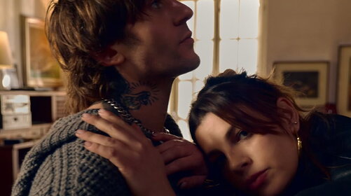 Emma e Rkomi per la prima volta insieme nel video di “Vacci piano”