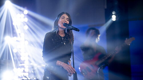 Giorgia canta Il Cielo In Una Stanza per Gino Paoli. Il video in concerto a Milano