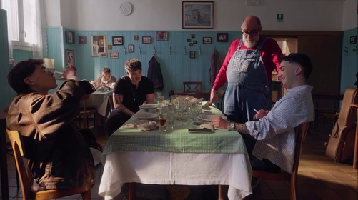 Juli presenta il suo “Solito cinema” con Olly, Tredici Pietro e… Giorgione