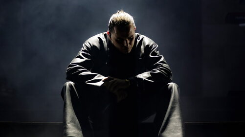 Ernia, il “processo” live si chiude a Milano: assolto dal pubblico del Forum