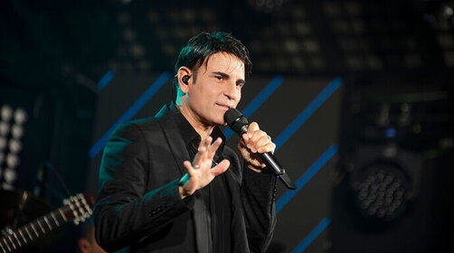 Sal Da Vinci a Radio Italia Live con il mitico anello di “Per sempre sì”