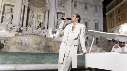 Achille Lauro: il video della serenata di mezzanotte alla Fontana di Trevi