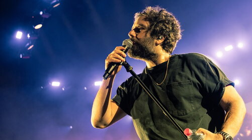 Per Tommaso Paradiso un Forum di Romantici, tra loro anche Olly e Juli